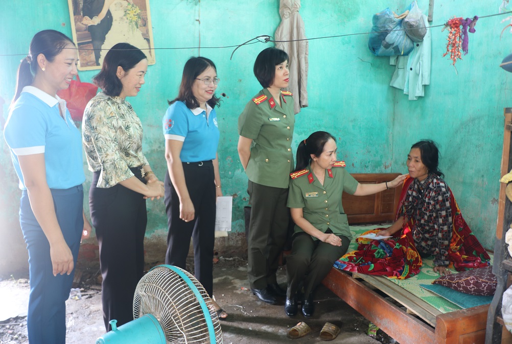 Hội Phụ nữ Công an Hải Phòng: Chung sức hỗ trợ đồng bào các tỉnh miền Bắc; cán bộ, hội viên phụ nữ thành phố bị ảnh hưởng nặng nề sau siêu bão Yagi